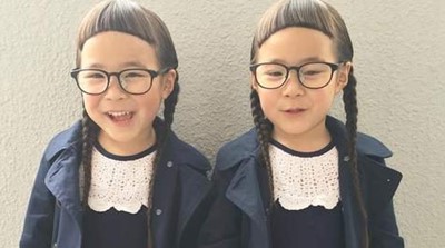 りんかちゃんとあんなちゃん可愛いすぎる４歳双子姉妹が中国で話題 特徴はぱっつん前髪と黒縁メガネwikiプロフィールやインスタ写真は 行列 J1トラベラー